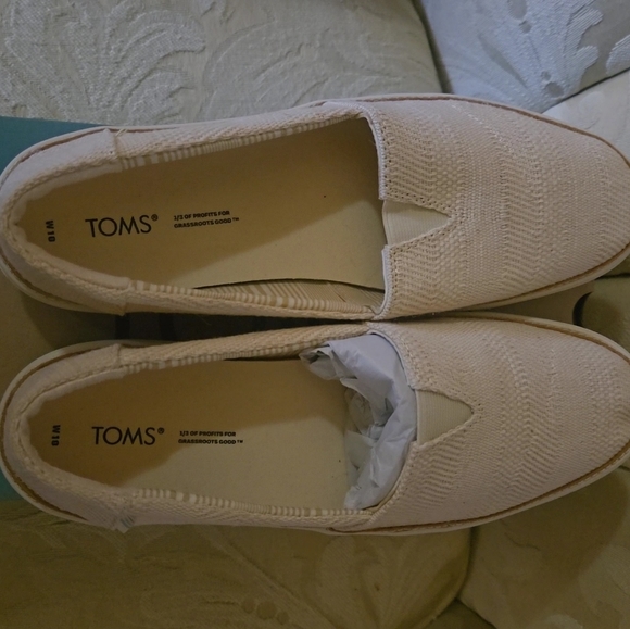 TOMS slip ons - Picture 2 of 5